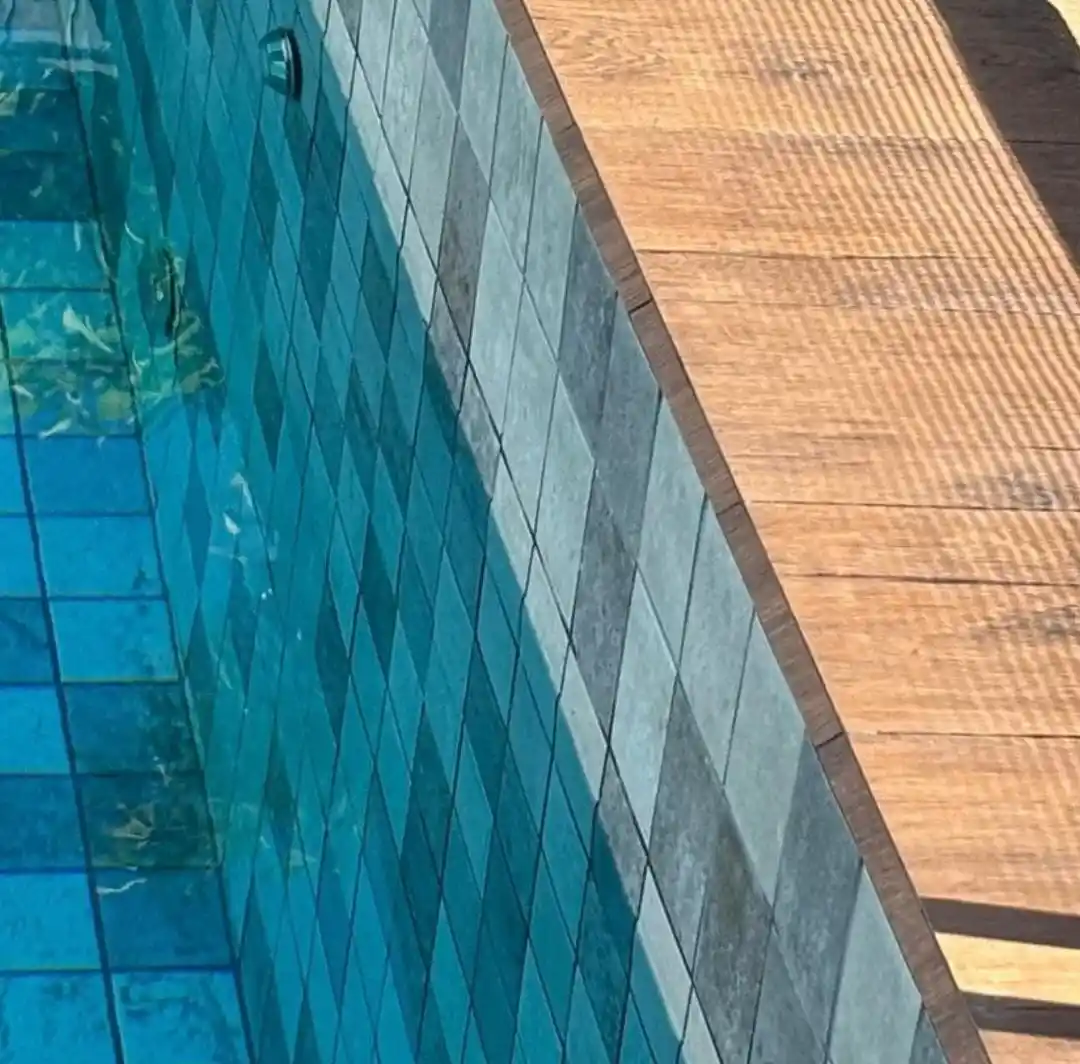 detalhe-revestimento-borda-piscina.webp